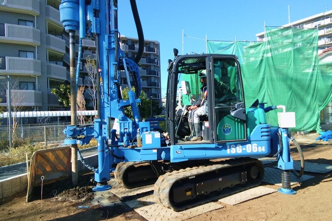 セミパイル工法の専用施工機械による作業